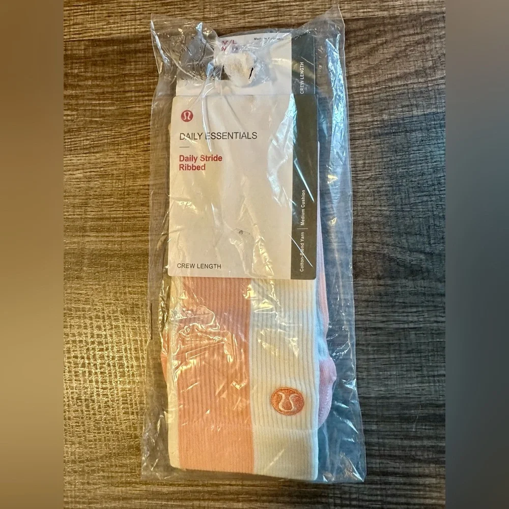 Lululemon 1 Pair Women’s Daily Stride Ribbed Crew Socks Size M/L Pink White NWT